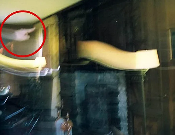 anne-boleyn-hand-326549